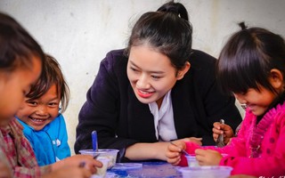 Á khôi Miss Photo 2017 Thạch Thảo đến với trẻ em nghèo ở Tây Bắc