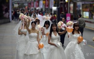 Mặc váy cưới xuống đường tuyên bố 'không sợ độc thân'