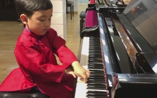 'Thần đồng piano' Evan Le biến tấu 'Diễm xưa'