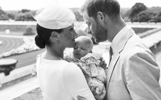 Hoàng tử Harry và Meghan công khai ảnh con trai sau lễ rửa tội