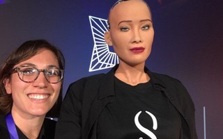 Robot Sophia ngồi 'ngang hàng' với các ngôi sao trong show thời trang