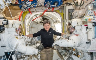 Nữ du hành gia Peggy Whitson đi bộ ngoài không gian 
