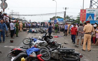 Hiện trường vụ tai nạn thảm khốc khiến hàng chục người thương vong tại Long An