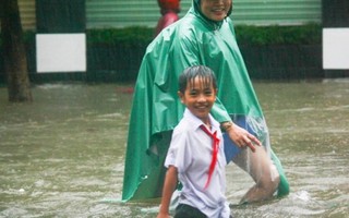 Huế: Phụ huynh 'đầu đội mưa chân lội nước' đi đón trẻ