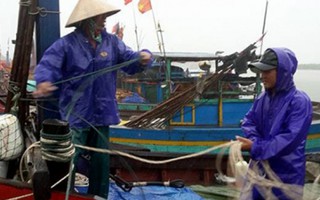 Bộ đội biên phòng Hà Tĩnh hối hả giúp dân ứng phó bão số 4