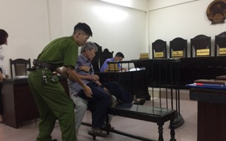 Con trai dìu bố trong vụ xử ông lão 80 hiếp dâm bé 3 tuổi