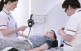 Bệnh nhi ung thư đầu tiên tình nguyện thử nghiệm máy xạ trị thế hệ mới