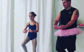 Bố mặc váy và học ballet để hiểu con gái hơn