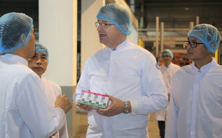 Đại sứ Mỹ thăm và làm việc tại Nhà máy Sữa Vinamilk 
