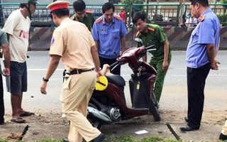 Xe máy đụng phải xe tải, 2 mẹ con tử vong tại chỗ