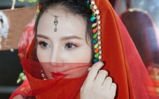 Sao mai Phương Thúy ‘biến hóa’ thành cô gái Ấn Độ sexy, quyến rũ