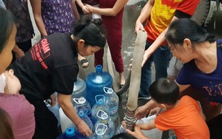 Hà Nội: Phụ nữ, trẻ em chen chúc chờ lấy nước sạch sinh hoạt