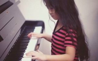 Con gái Mạnh Trường trổ tài đánh piano cực siêu