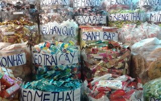 Bắt giữ 1,5 tấn bánh kẹo Trung Quốc 'tuồn' về Hà Nội