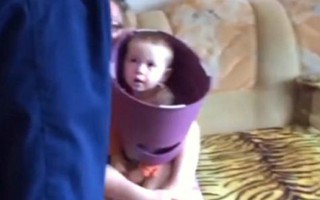Lính cứu hoả Nga giải cứu cậu bé bị kẹt đầu trong bô