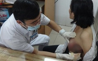 Khối u vú lở loét, sùi như súp lơ và di căn vì… đắp lá