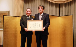 Trao Bằng khen của Bộ trưởng Ngoại giao Nhật Bản cho Trung tâm Chăm sóc Người cao tuổi Bách Niên Thiên Đức
