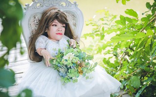 Cô gái khuyết tật nặng chỉ 12kg thỏa ước mơ chụp ảnh cưới