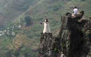 Màn chụp ảnh cưới trên vách đá khiến dân mạng 'thót tim'