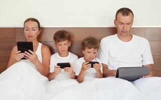 Bố mẹ ‘nghiện’ điện thoại ảnh hưởng xấu cho con