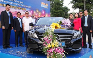 Bảo Việt trao xe Mercedes-Benz C200 cho khách hàng tham gia chương trình 'Mùa hè sôi động'