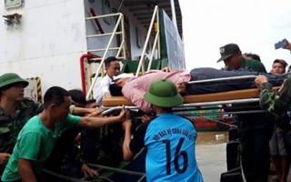 Đã cứu được 7 người trong vụ chìm tàu do bão số 2 ở Nghệ An