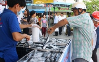 Mở rộng lấy mẫu hải sản miền Trung để xét nghiệm