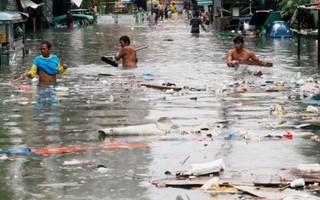 Philippines: Phố biến thành sông sau khi bão Sơn Tinh đổ bộ