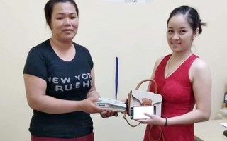Đà Nẵng: Chị lao công trả lại 30 triệu đồng cho khách du lịch bỏ quên