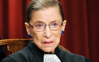 Nước Mỹ lo lắng khi nữ thẩm phán Ruth Bader Ginsburg bị ngã gãy xương