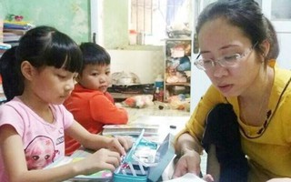 Hơn 100 học trò gọi cô giáo khuyết tật là 'mẹ'