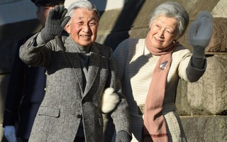 Nhật hoàng và Hoàng hậu khoác tay tình cảm chuẩn bị lễ thoái vị