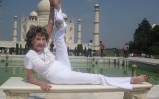 Cụ bà 98 tuổi vẫn dẻo dai nhờ yoga