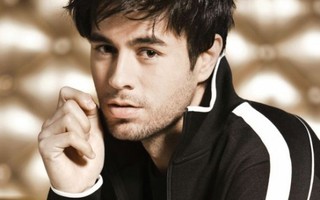 'Lửa tình' bền bỉ của Enrique Iglesias với Hoa hậu quần vợt