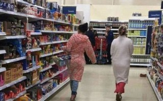 Tranh cãi từ bức ảnh 2 phụ nữ mặc đồ ngủ đi siêu thị 