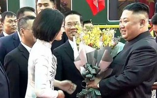 Cảm xúc của nữ sinh sư phạm sau khi tặng hoa Chủ tịch Kim Jong-un