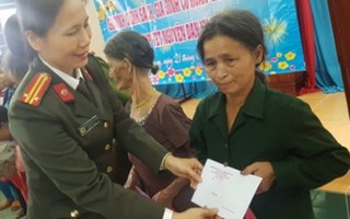 Quảng Ngãi: 70 suất quà tặng phụ nữ nghèo đón Tết
