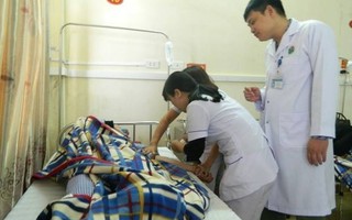 Đang cấp cứu, bác sĩ và thực tập sinh bị người nhà bệnh nhân hành hung