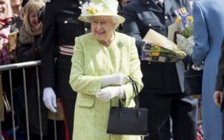 Phong cách thời trang biến đổi qua thời gian của Nữ hoàng Anh