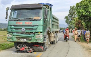 Điện Biên: Con tử vong, mẹ bị thương nặng sau va chạm giữa xe máy và xe tải