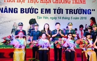 Trao học bổng ‘Nâng bước em tới trường’ tại Bắc Giang