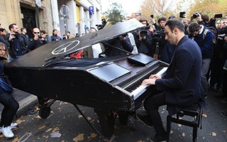 Nghệ sĩ Đức chơi piano tại hiện trường khủng bố