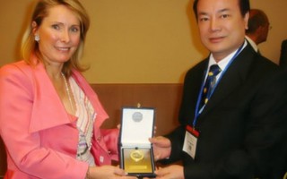 Bác sĩ Việt 2 lần được phong tặng giáo sư quốc tế