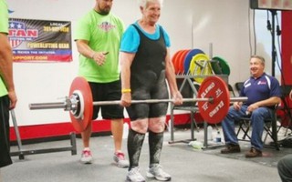 Cụ bà 81 tuổi lập 4 kỷ lục nâng mức tạ 120 kg