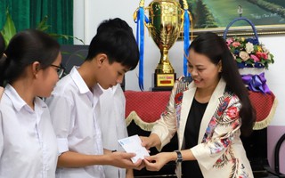 Chủ tịch Hội LHPN Việt Nam thăm, trao học bổng cho trẻ em Làng SOS