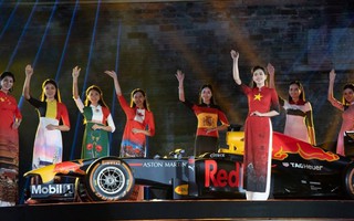 NTK Đỗ Trịnh Hoài Nam mang áo dài xuất hiện bên xe F1