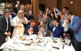Nga thắng Tây Ban Nha: Món quà cưới đáng nhớ với 1 cặp đôi