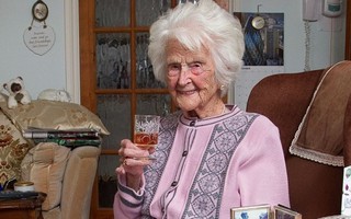Người phụ nữ già nhất nước Anh sống lâu nhờ uống Whisky mỗi tối 