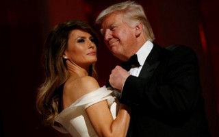Tổng thống Trump và phu nhân tình tứ khiêu vũ ngày nhậm chức