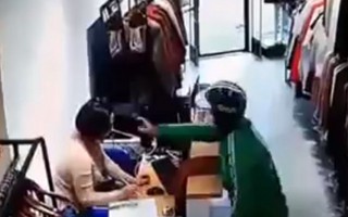 Nhân viên shop quần áo bị người đàn ông xịt thuốc mê và cướp tài sản